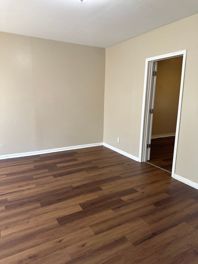 Photo - 2927 Edison Hwy Unidad B