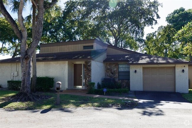 Building Photo - 8197 Royal Palm Ct Rental