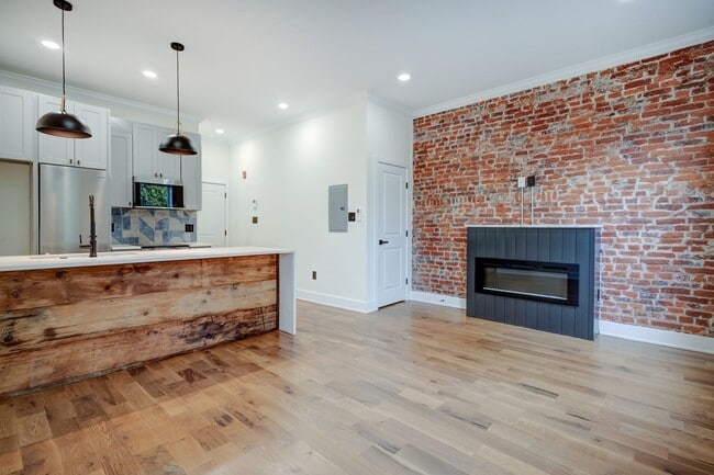 Building Photo - Spacious & Stylish Studio Apartment on W Diamond Street Unit B