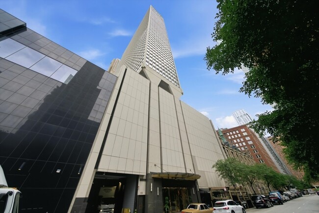 Building Photo - 111 E Chestnut St Unit 38F