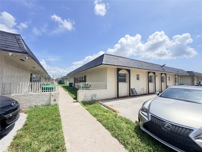 Building Photo - 5307 NW 23rd St Unit 176
