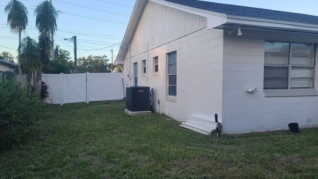 patio interior - 650 E Warren Ave