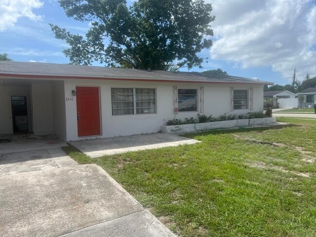 Building Photo - 2410 SW 44th Ave