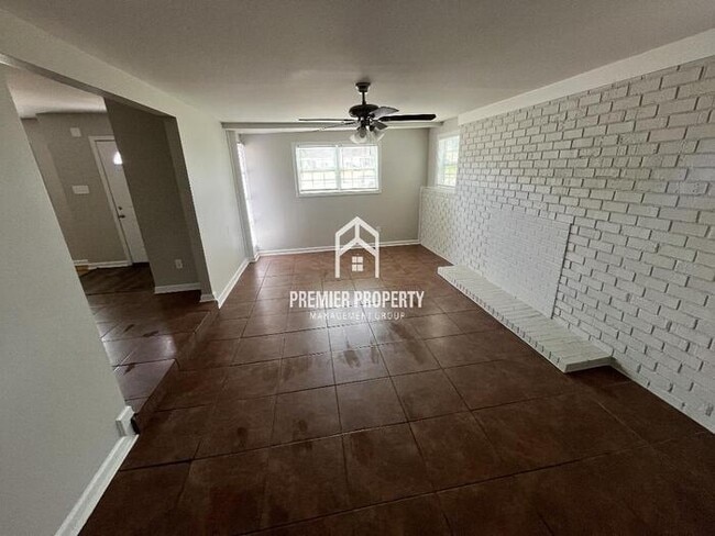 Photo - 934 E Holmes Rd