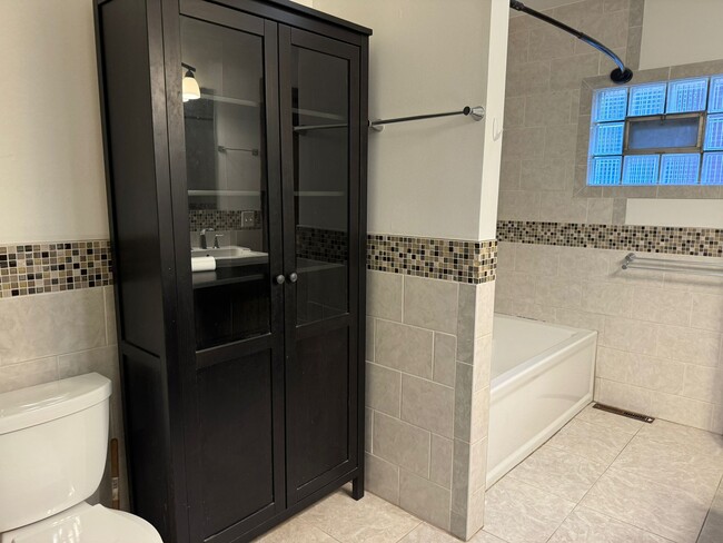 bathroom 2nd floor - 1906 E Webster Pl Unit 1906 E Webster