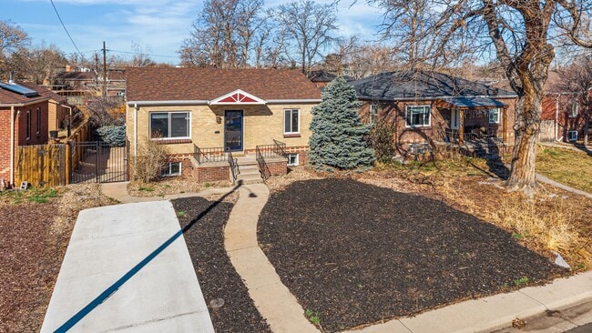 Photo - Available NOW! 3 Bedroom 2 Bath Beautiful Home in Sunny Side!