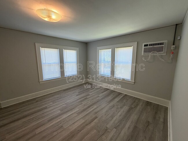 Photo - 821 Marigold St
