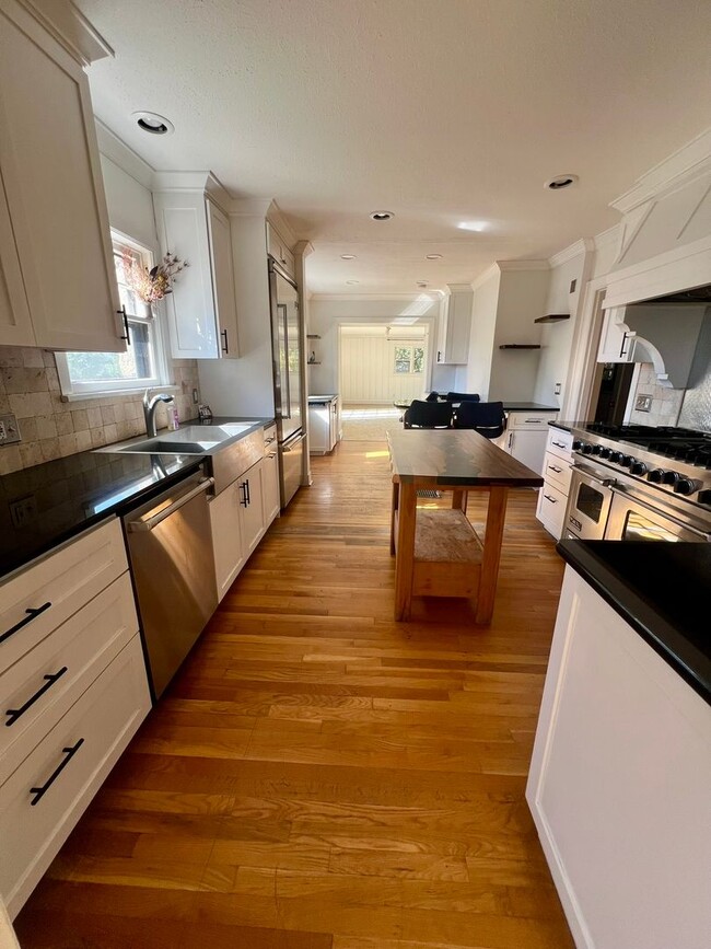 Photo - 4 Bedroom, 3.5 Bathroom Home - Located nea...