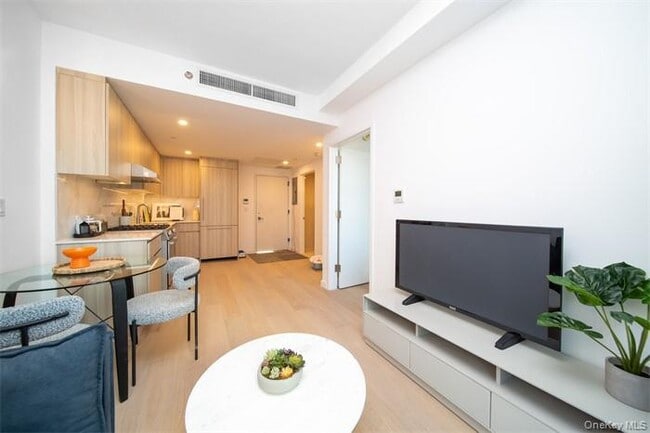 Photo - 33-71 Prince St Unit 13L