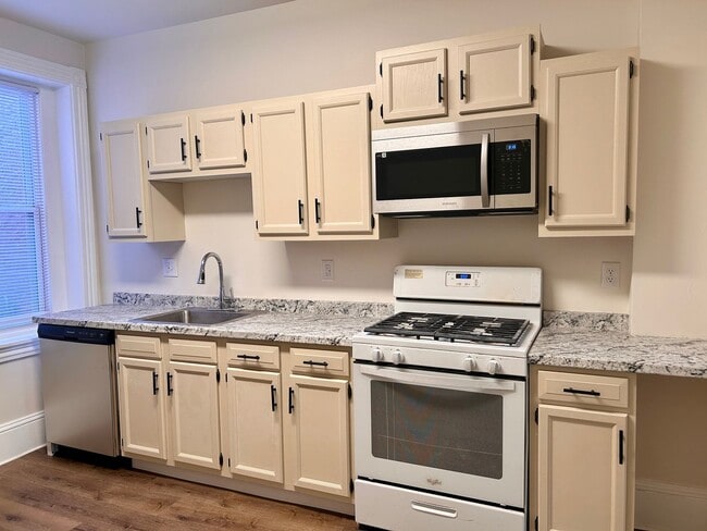 Building Photo - 230 1/2 W Walnut St Unit Apt 1 First Floor