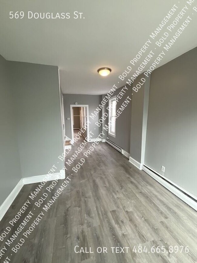 Photo - 569 Douglass St