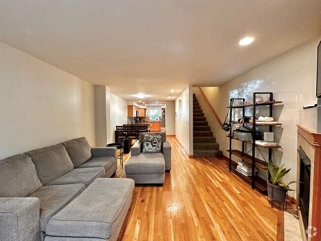 Building Photo - Modern 3BR | 2.5BA Townhome with Private T...