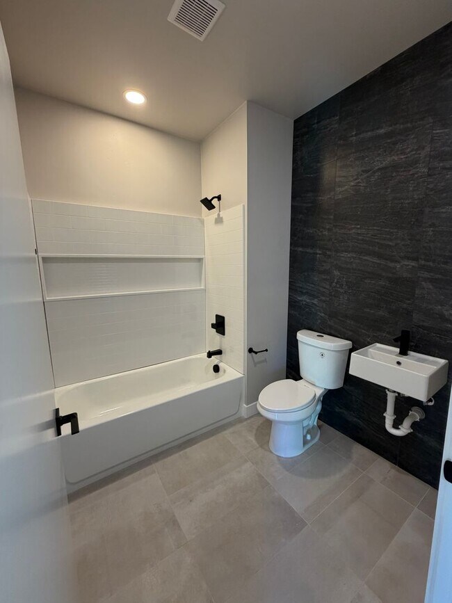 Photo - 3365 A St Unidad Downstairs studio