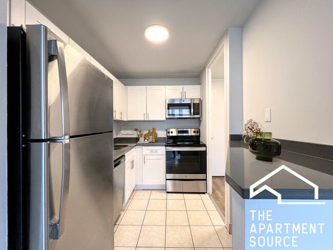 Building Photo - 1344 N Dearborn St Unit 08B Rental