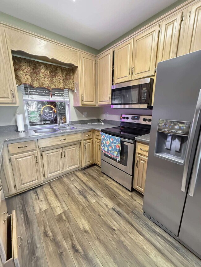 Photo - 404 Buxton Way