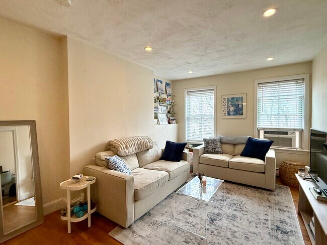 Photo - 631 Tremont St Unidad 3