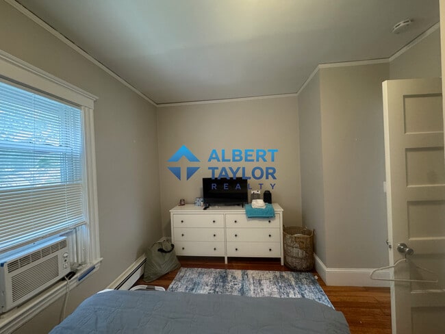 Building Photo - 8 Chapman Pl Unit 2 Rental