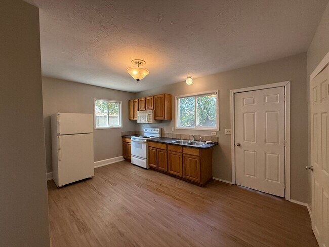 Building Photo - 1624 W 6th Ave Unit Apt 2
