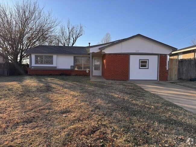 Building Photo - 4 Bed 1.5 Bath in Midwest City! Rental