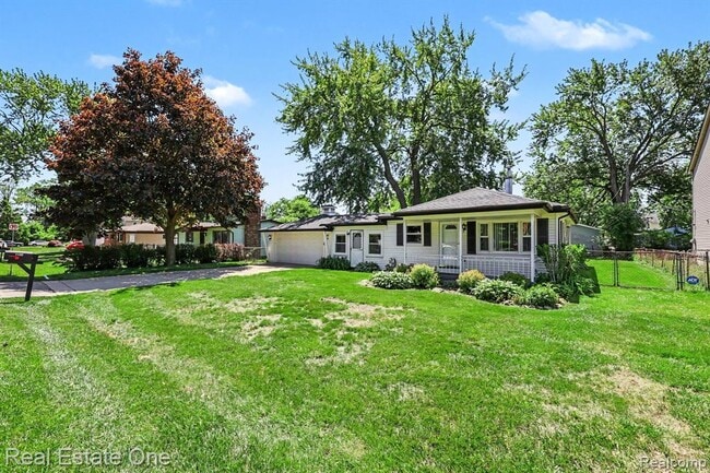 Photo - 1064 Woodslee Ave