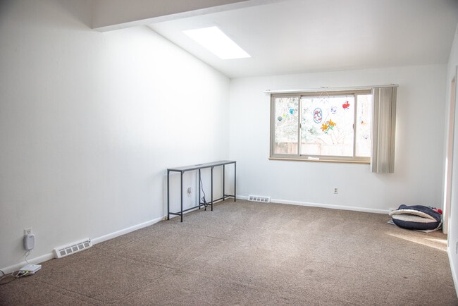 Photo - 9 Paramount Pky