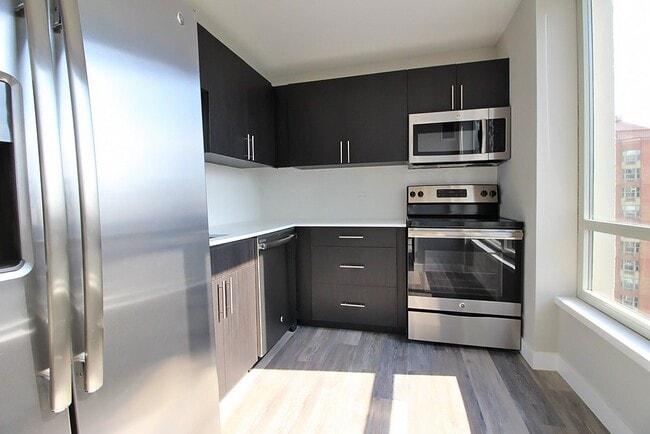Building Photo - 13 E Delaware Pl Unit 07E
