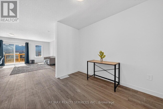 Photo - 95 Queensbrook Cres