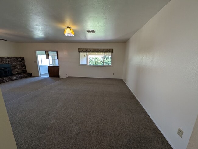 Photo - 4 Bedroom 2 Bath Near Westside Shopping Center