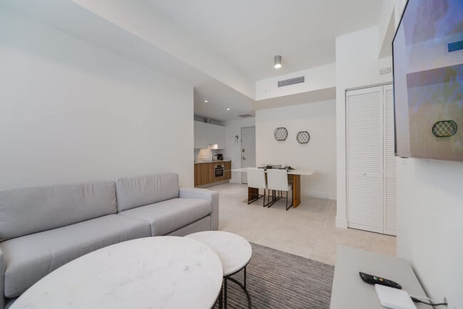 Photo - 239 SW 9th St Unidad FL11-ID1022321P