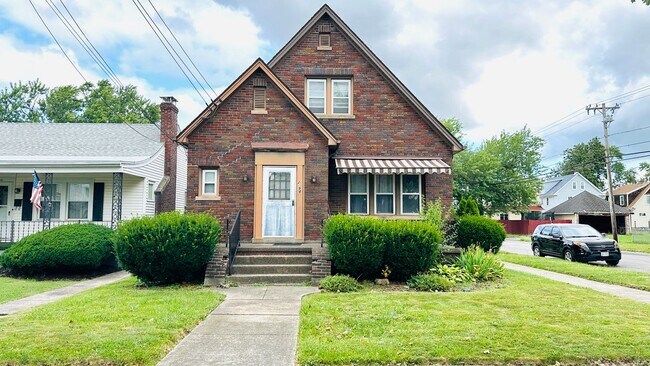 Photo - 2498 Woodlawn Ave Unit Upper