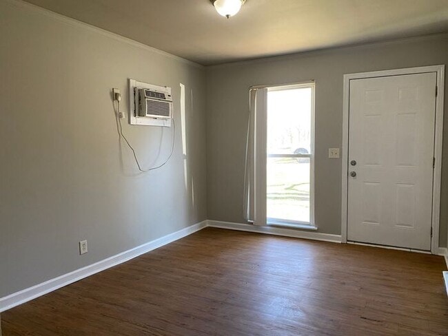 Photo - 1 Bedroom Renovated Duplex Unit - Great Lo...