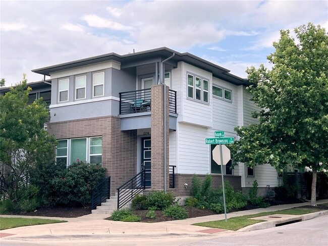 Photo - 2214 Robert Browning St