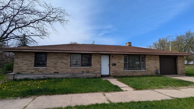 1635 Roberts. 3 bedroom, 2 bath house with... - 1635 Roberts. 3 bedroom, 2 bath house with...