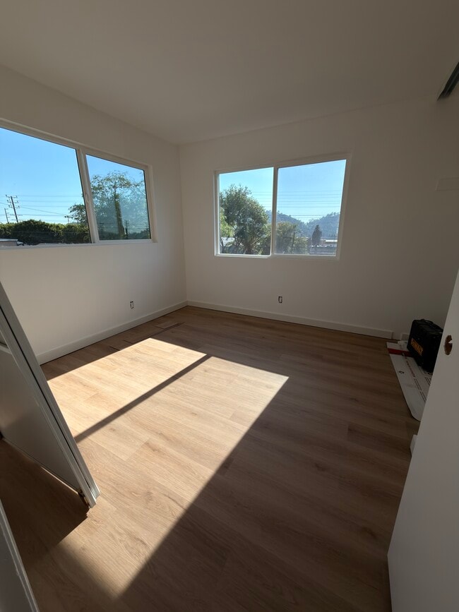 Bedroom West rev - 3019 Chaucer St Unit 3019