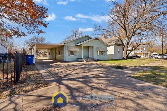 Building Photo - 907 NW Main St