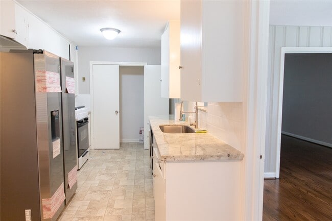 Building Photo - 8527 Greenbush St