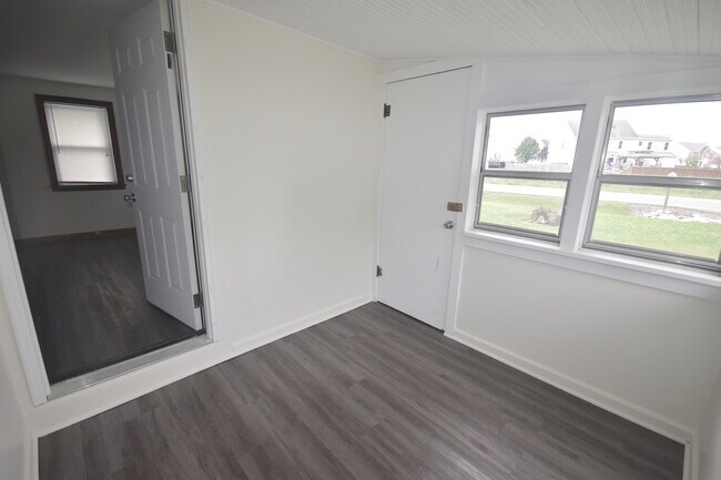 Sun room/front door - 857 N County Road 900 Unit 1