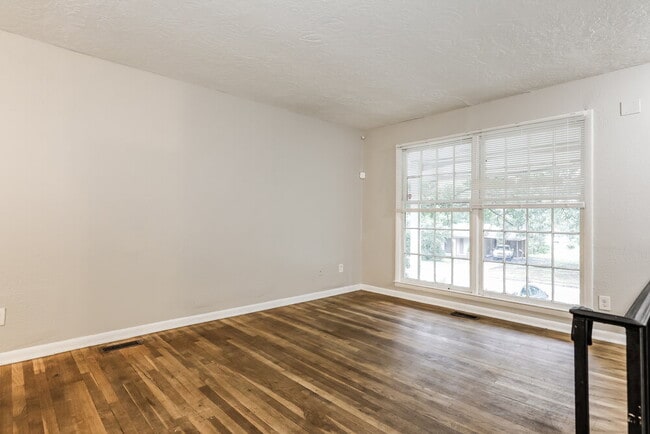 Photo - 2171 Rochelle Way