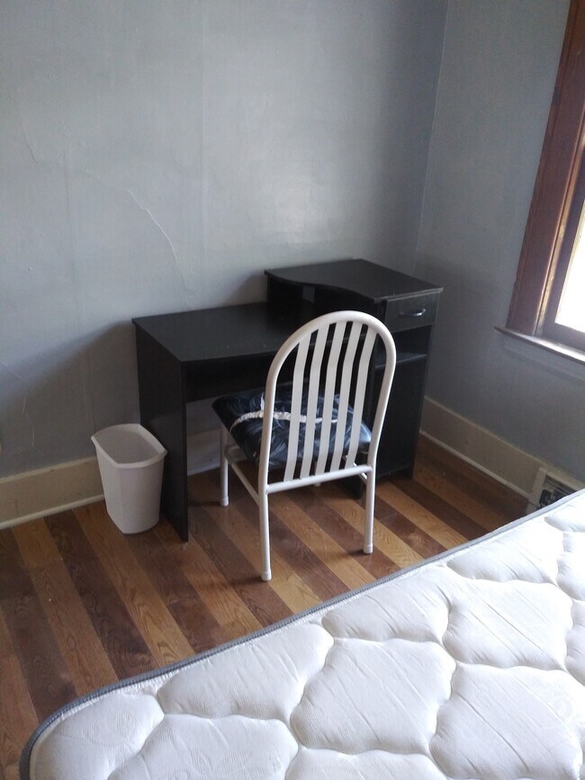 916 Ackerman Avenue, Unit Room 9