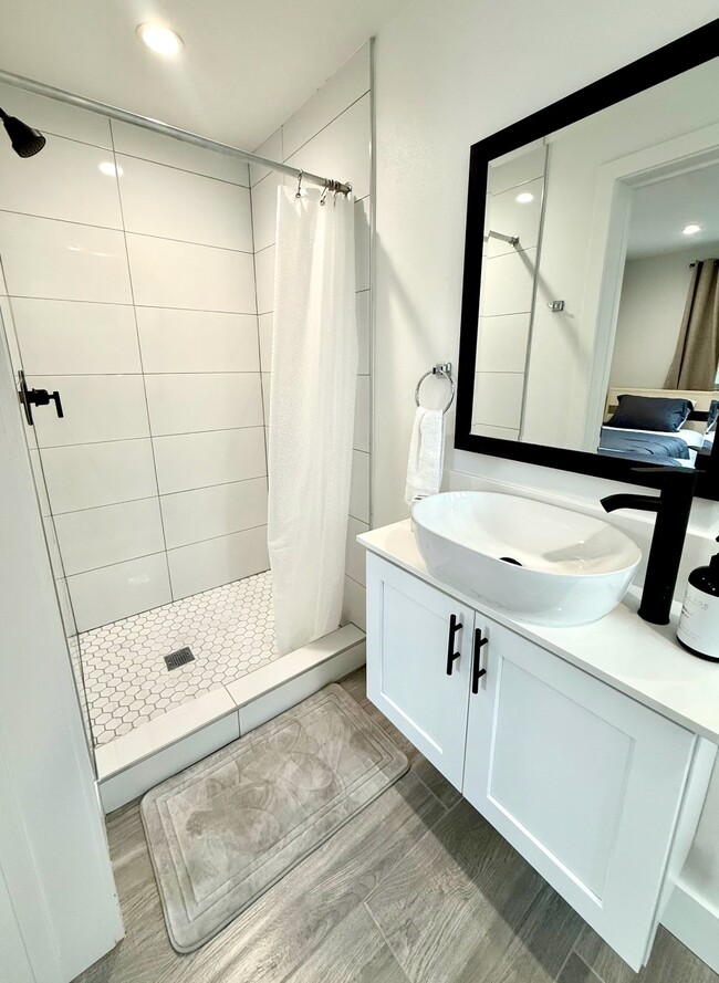 Photo - 1597 W 37th St Unidad 01