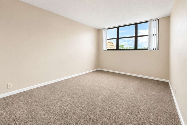 Building Photo - "Experience Luxury Living: Spacious 2-Bed, 2-Bath Condo in North Palm Beach!" Unit APT 217