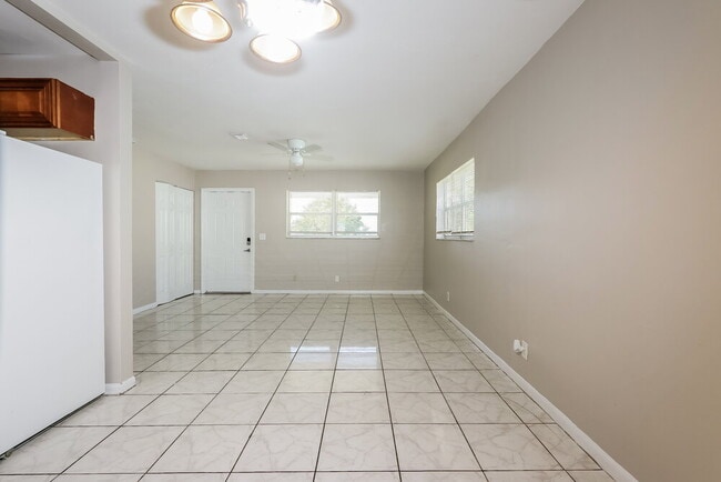 Photo - 207 SW 9th St