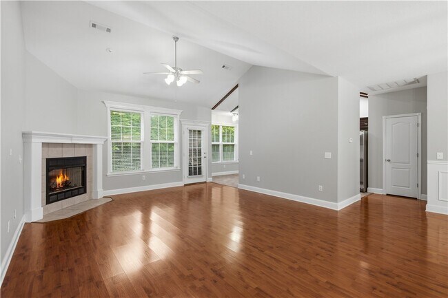 Photo - 305 NW Palomino St