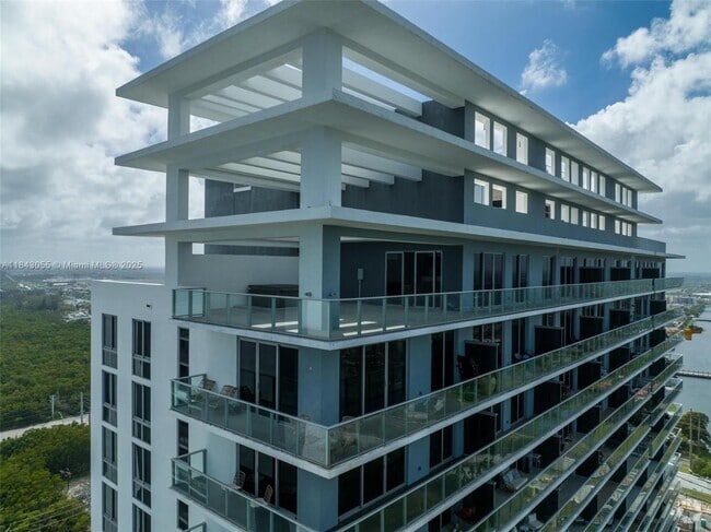 Building Photo - 16385 Biscayne Blvd Unit 4 Rental
