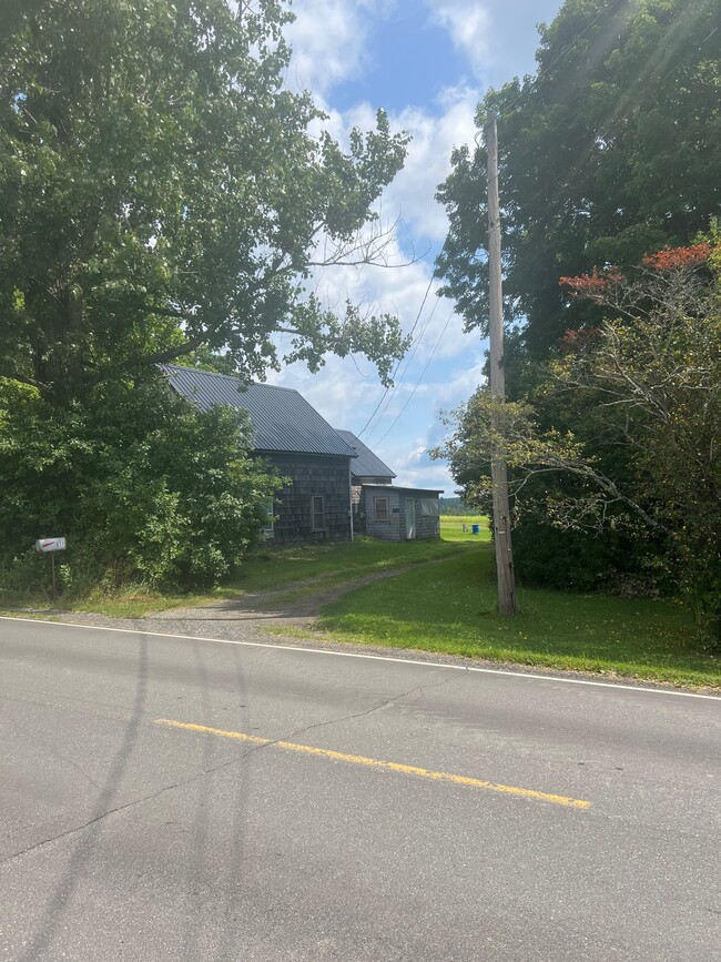 Building Photo - 871 Madawaska Rd