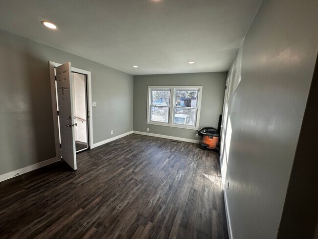 Photo - 1946 St Lawrence Ave Unit Lower