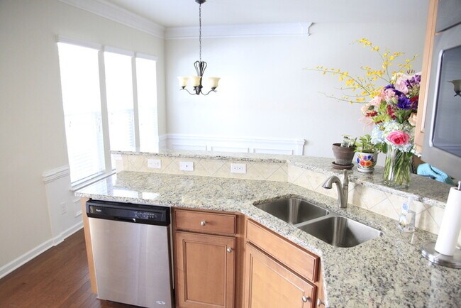 Photo - 3bd/2.5bth town-home minutes from uptown!