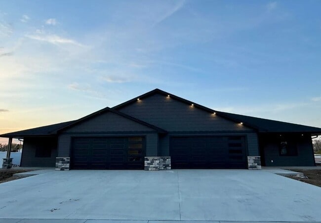 Building Photo - 1120/1122 Carl Rd Unit 1120