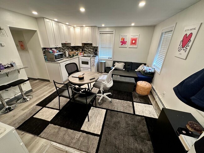 Building Photo - 49 Boylston St Unit #B
