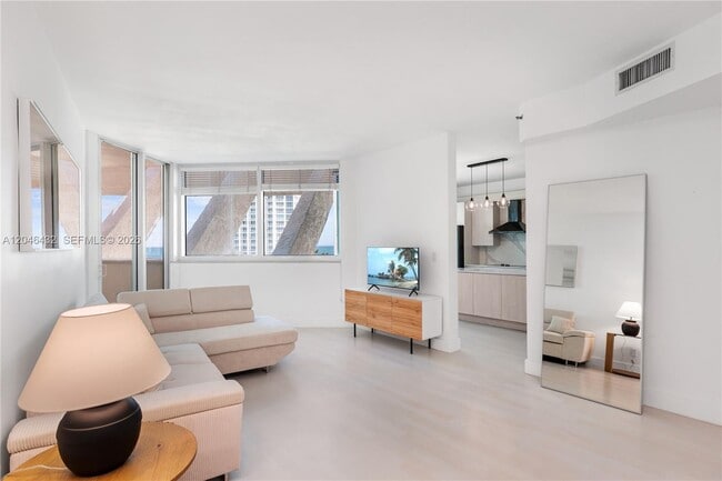 Building Photo - 300 South Pointe Dr Unit 907